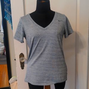 Bundles of 2 ship free Nike dry fit tee like new Small